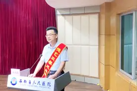 怒赞！飞机上吸尿救人医生捐出10万奖金：用于奖励有义举的医生视频封面