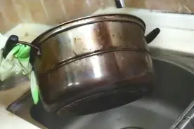 清洁锅底黑垢别用刀刮，教你一个土方法，轻轻一擦旧锅立马变新锅视频封面