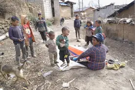 一家10个小孩，真实的四川大凉山彝族人家，彩礼更是超出你的想象视频封面