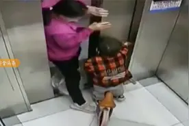 小朋友又又又被电梯门夹住手了，家长这时应该怎么办？视频封面