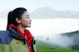 杨颖在韩国颁奖典礼，倾城美颜为国争光，居然跟整容脸相比视频封面