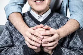 为什么上年纪后会长老年斑？生活中常注意两件事，老年斑远离你视频封面