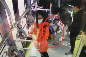河南一3岁女孩被陌生男乘客抱上公交，车内大喊找奶奶视频封面