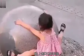 搞笑视频：这到底是谁的女朋友啊，这么粘人粘上都不放手啊。视频封面