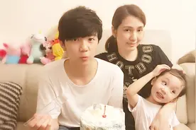 曝洪欣准备反击，正和儿子收集张丹峰出轨证据，已联系媒体！视频封面