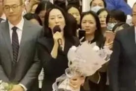 现场！孟晚舟回华为上班，穿黑色套装职业短裙，全场欢呼“女神”视频封面