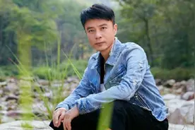 每月房贷60万，54岁李克勤在大陆拼命赚钱，被灌酒也得忍视频封面