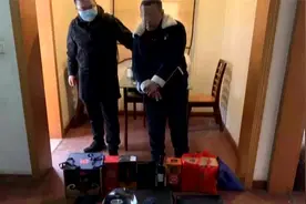 作案只用两分钟！砸车盗物一气呵成，被警方逮住后看你还猖狂？视频封面