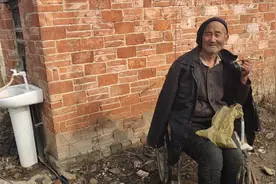 农村孤寡老人因病残疾，坐着轮椅还要自己做饭，他是咋生活下去的视频封面
