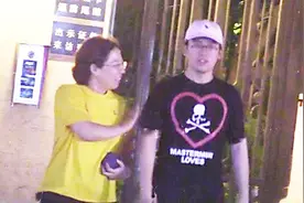 郭麒麟生母胡中惠终于露面，和儿子亲密逛街，身家过亿住高档小区视频封面