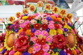 惊叹！山西20个面塑艺人花费10天做成了560斤重700朵花的巨型面塑视频封面