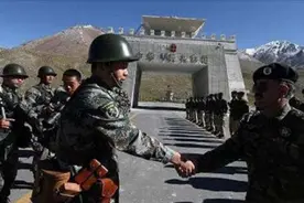 两国驻守不足百人边境线，士兵常“串门蹭饭”，过年还一起吃饺子视频封面
