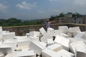 农村小伙突发奇想，利用泡沫箱在天台做隔热层，房间瞬间凉快起来视频封面