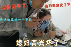 结婚两年了 ， 她跟我受了不少苦 ，今天送给媳妇个苹果手机视频封面
