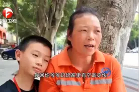 感动！四川10岁男孩为母亲打扇，高温下的这一幕很暖心视频封面