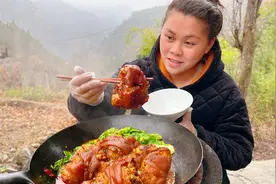 今天做一锅红烧猪拐骨，配上辣椒和白菜，欧妹大口吃肉满嘴都是油