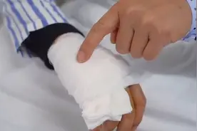 爸爸监督儿子做作业致手掌骨折：气没地方出，一拳打到桌子视频封面