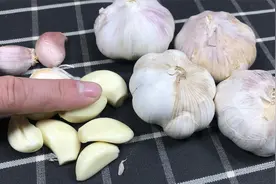 夏季吃大蒜好处多，但满口大蒜味怎么办？教你一招，轻松去大蒜味视频封面