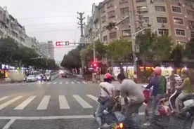 妈妈骑摩托带两个孩子，失去平衡摔倒在地，路人见状立马跑来救援视频封面