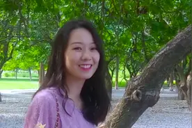 这首简单的《爱在深秋》自然流露出感情，送给你们！视频封面