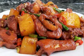 鸡肉炖土豆做得好吃不容易，大厨教你做，比饭店的还好吃视频封面
