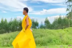 火了！广西乡村小伙扮女装走秀，征服国外网友！视频封面