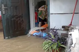 江苏射阳2小时强降雨 居民家中积水到小腿 消防全体出动紧急排涝视频封面