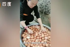 农村阿姨利用热胀冷缩原理 一分钟剥100个鸡蛋惊呆网友视频封面