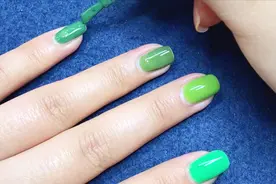 适合夏天的4类色系指甲油试色，手黄不要紧，选对颜色你就赢了