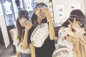 12岁李嫣晒和闺蜜合照坐姿豪迈，漂亮了很多，真是女大十八变视频封面