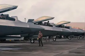 美国空军开始在关岛举行大规模演习，F-22隐形战机成群出动视频封面