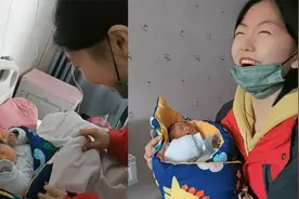 16岁女孩第1次见刚出生的弟弟，抱在怀中满脸宠溺，画面超治愈视频封面