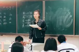 语文老师课堂翻唱《一曲相思》走红，网友：又是别人家的老师！视频封面