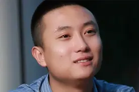 前女友婚礼，小伙直勾勾盯着看，虽然不舍却又无可奈何视频封面