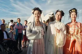 海外街头，女孩着汉服唱响《我和我的祖国》惊艳全场，我爱你中国视频封面