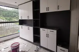 小野家装修有两个月了，衣柜选了这种黑白搭配，整体看着比较大气视频封面