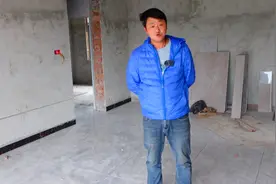 贴瓷砖已经接近尾声，木工师傅快能进场，客厅吊顶让小韩有点头疼