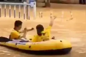 浙江衢州暴雨道路成河：路边轿车被水冲走、外卖小哥划皮划艇送餐视频封面