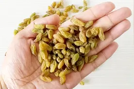 葡萄干直接扔进嘴里，那您可错了，教你葡萄干正确吃法，干净放心视频封面