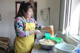 实拍酸菜猪肉馅包子的做法，揉、切、擀、捏四步骤，你学会了吗视频封面