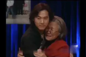 刘姥姥和板儿、巧姐的扮演者20年后再相聚，场面激动人心视频封面