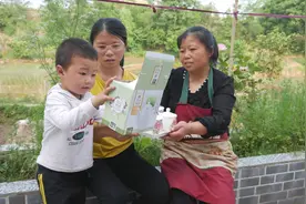 网友姐姐寄来礼物，全家人搞不清楚是什么，第二天挖六斤竹笋回礼视频封面