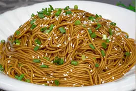 这才是葱油拌面的正确做法，简单一拌香味浓郁，真是太好吃了视频封面