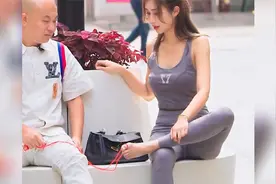 光头要大胆闻美女的脚，脚气的味道实在大，光头捂着鼻子扛不住视频封面