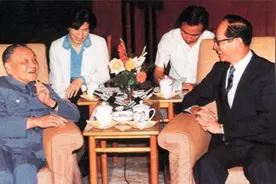 邓小平会见香港名人李嘉诚，曾说：争取活到1997年，到香港看看视频封面