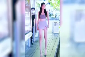等公交遇到漂亮的小姐姐，感觉她穿的裙子也太短了，会不会走光啊视频封面