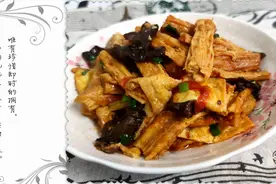 腐竹裹上鸡蛋液油炸一下，拿来炒木耳这味不比较肉差！视频封面