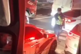 排队走听不懂吗？警车插队被执勤交警怒斥：就算是警车也得守规矩视频封面