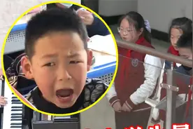 小学生钢琴弹《孤勇者》，竟引发全校大合唱，陈奕迅：成儿歌了？视频封面