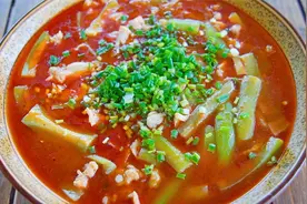 丝瓜跟牛蛙简直绝配！再炒点泡椒进去，酸爽开胃巴适得板！视频封面
